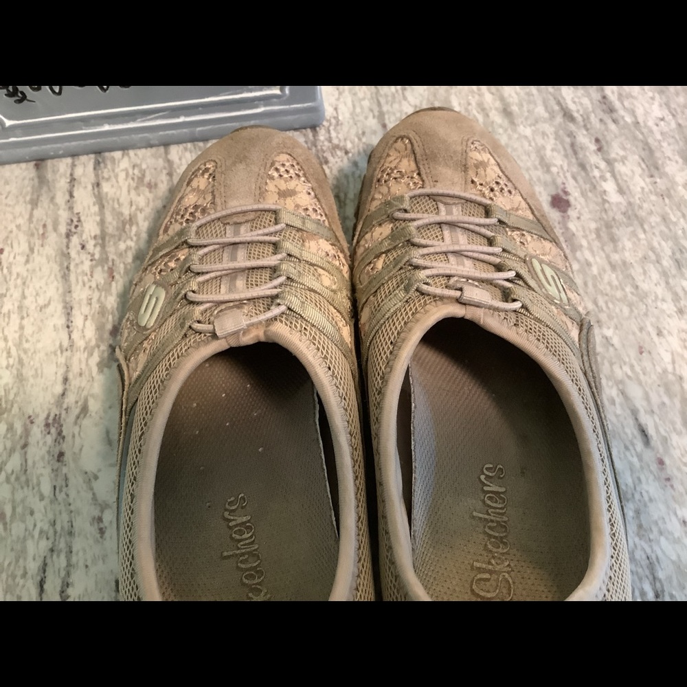 Ladies 8 Skechers loafers